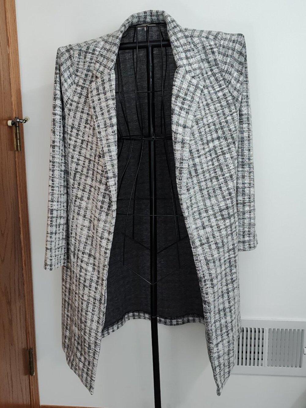 Melloday black & white plaid open front duster jacket, EUC, size L